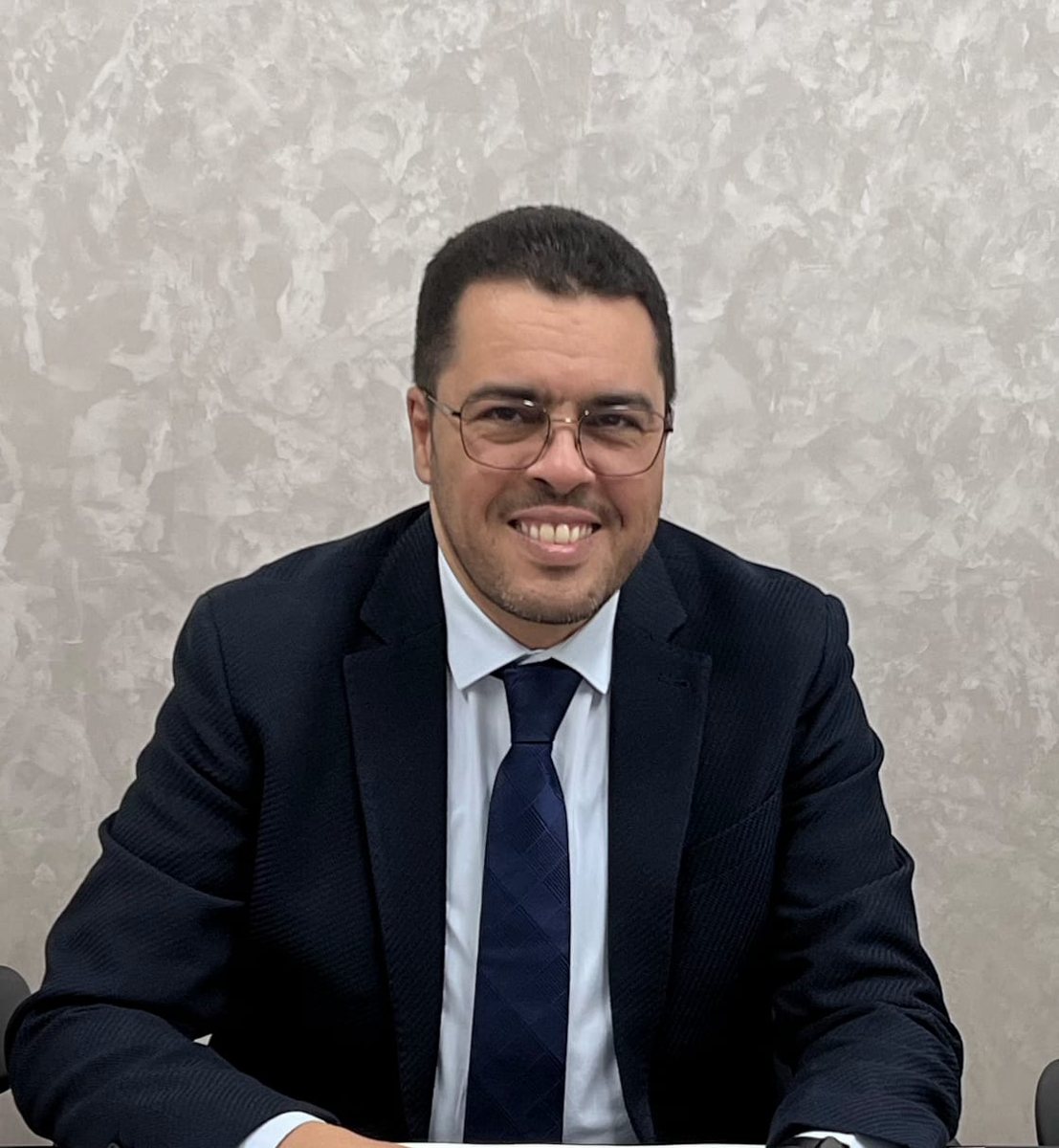 الأستاذ محمد جلال بمكتبه بالرباط
