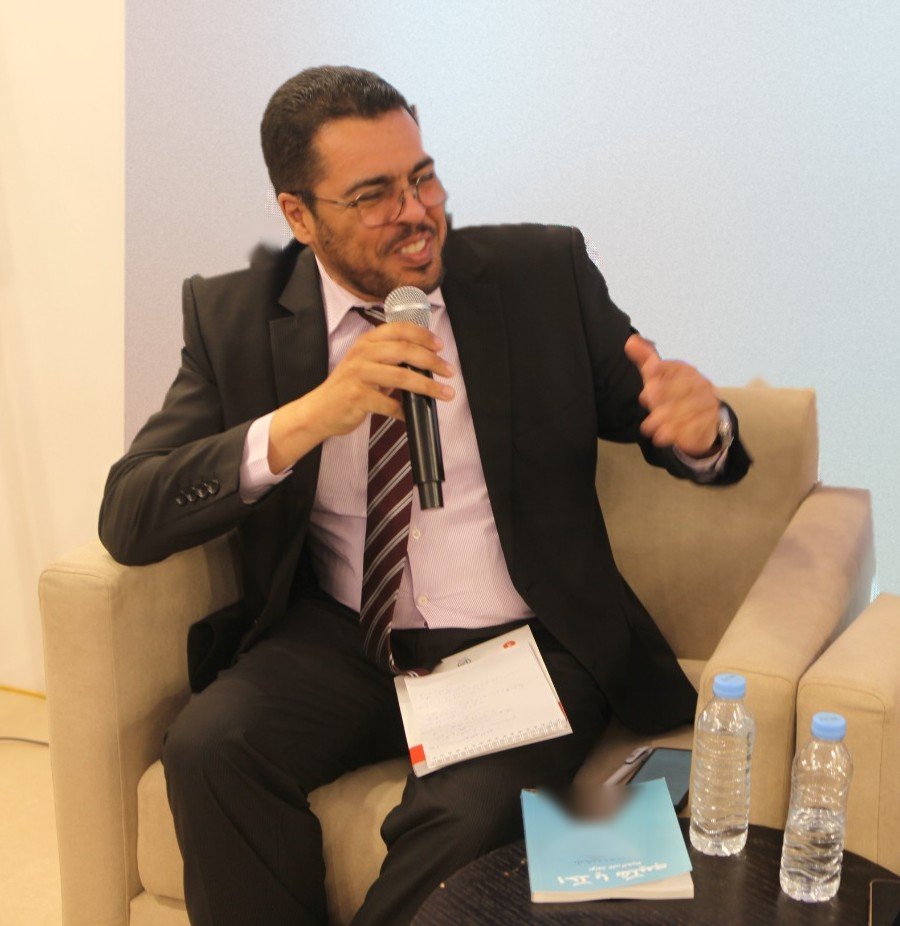 الأستاذ محمد جلال متدخلاً في ندوة علمية